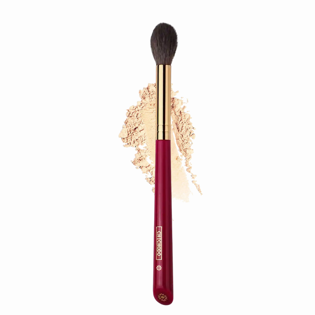 Cọ Đánh Highlight, Setting và Má Hồng Chichodo Tapered Highlighting C108 – Cán Đỏ, Lông Tự Nhiên